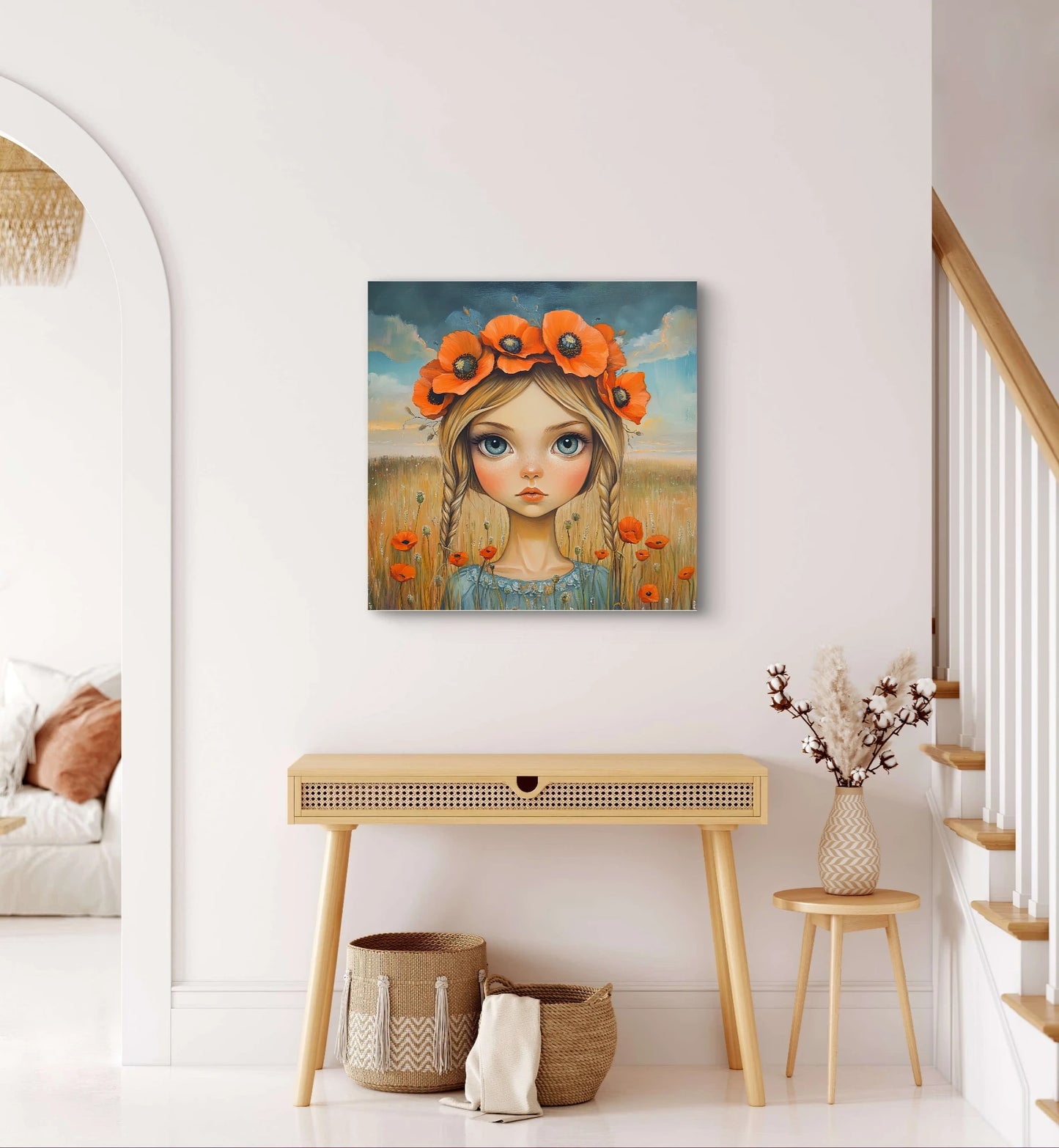 Textielkunstwerk Meisje van de Klaprozen boven een houten haltafel met rieten manden en gedroogde bloemen
