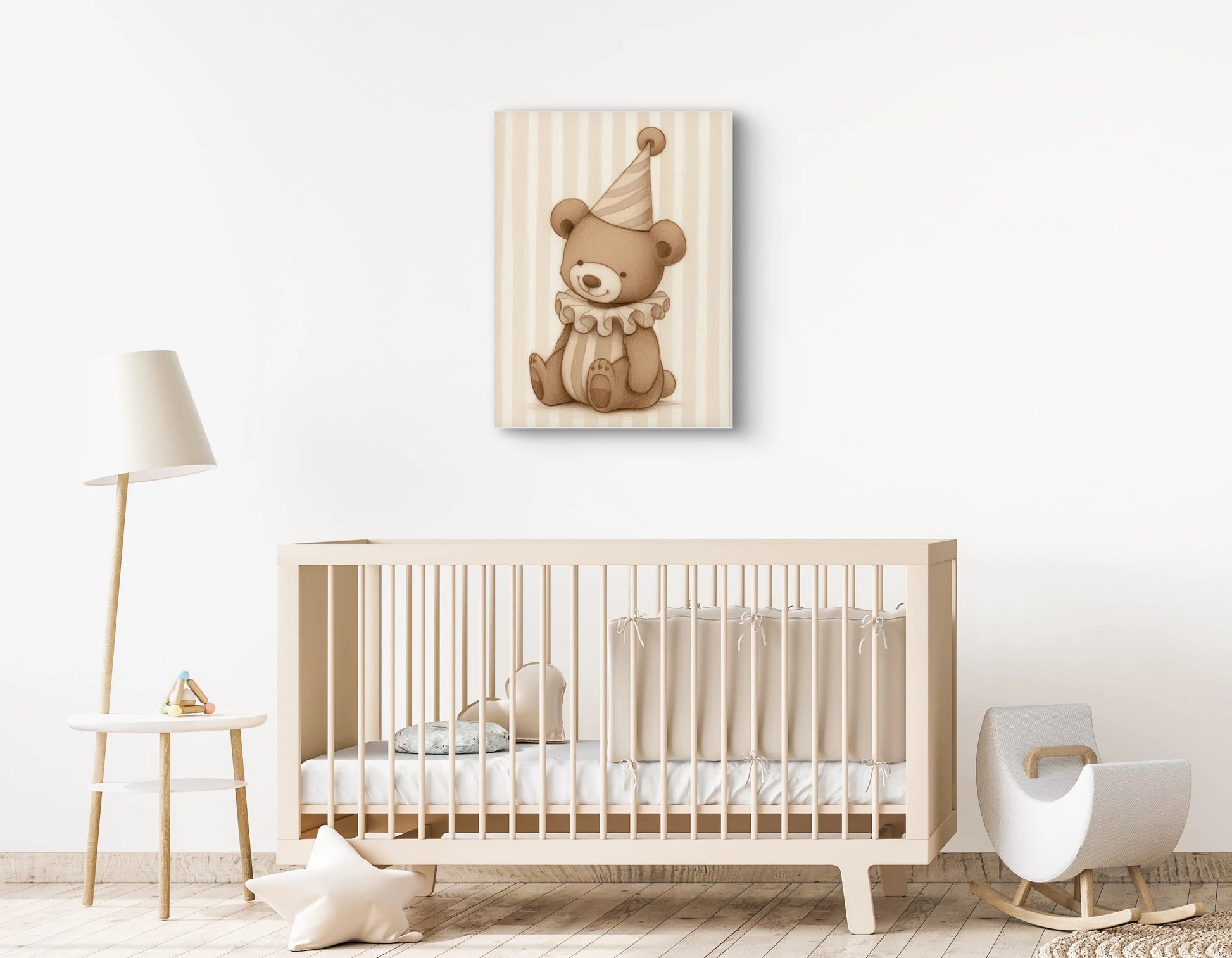 Mock-up van een babykamer met kunstwerk van een zittende teddybeer in feestkleding, boven een beige wieg in een rustige ruimte.
