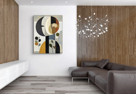 Moderne wanddecoratie van kubistisch gezicht in bruin, beige en zwart boven sculpturale stoel
