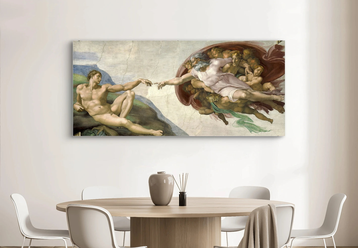 Detail van handen in De schepping van Adam van Michelangelo, met gespierde figuren en levendige kleuren
