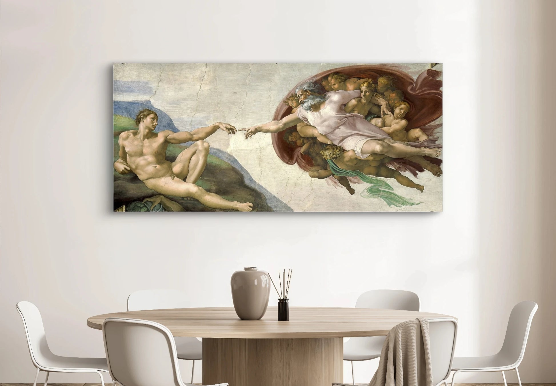 Detail van handen in De schepping van Adam van Michelangelo, met gespierde figuren en levendige kleuren
