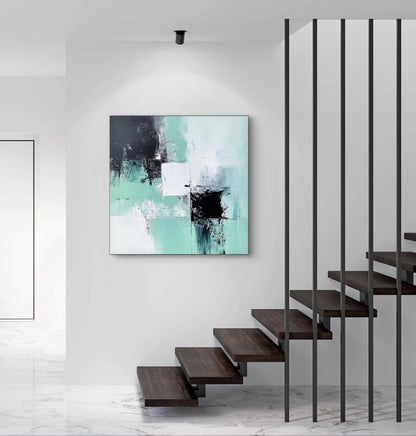 Abstract schilderij in mintgroen, wit en zwart in een moderne ruimte met trap en marmeren vloer
