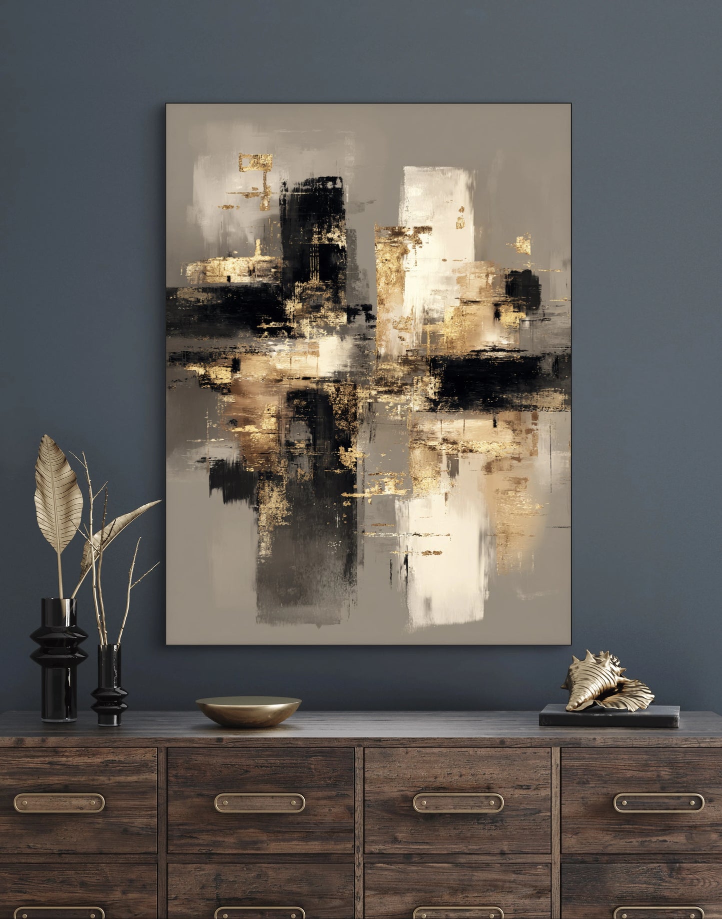 Abstract kunstwerk met goud, zwart en beige tonen boven houten dressoir
