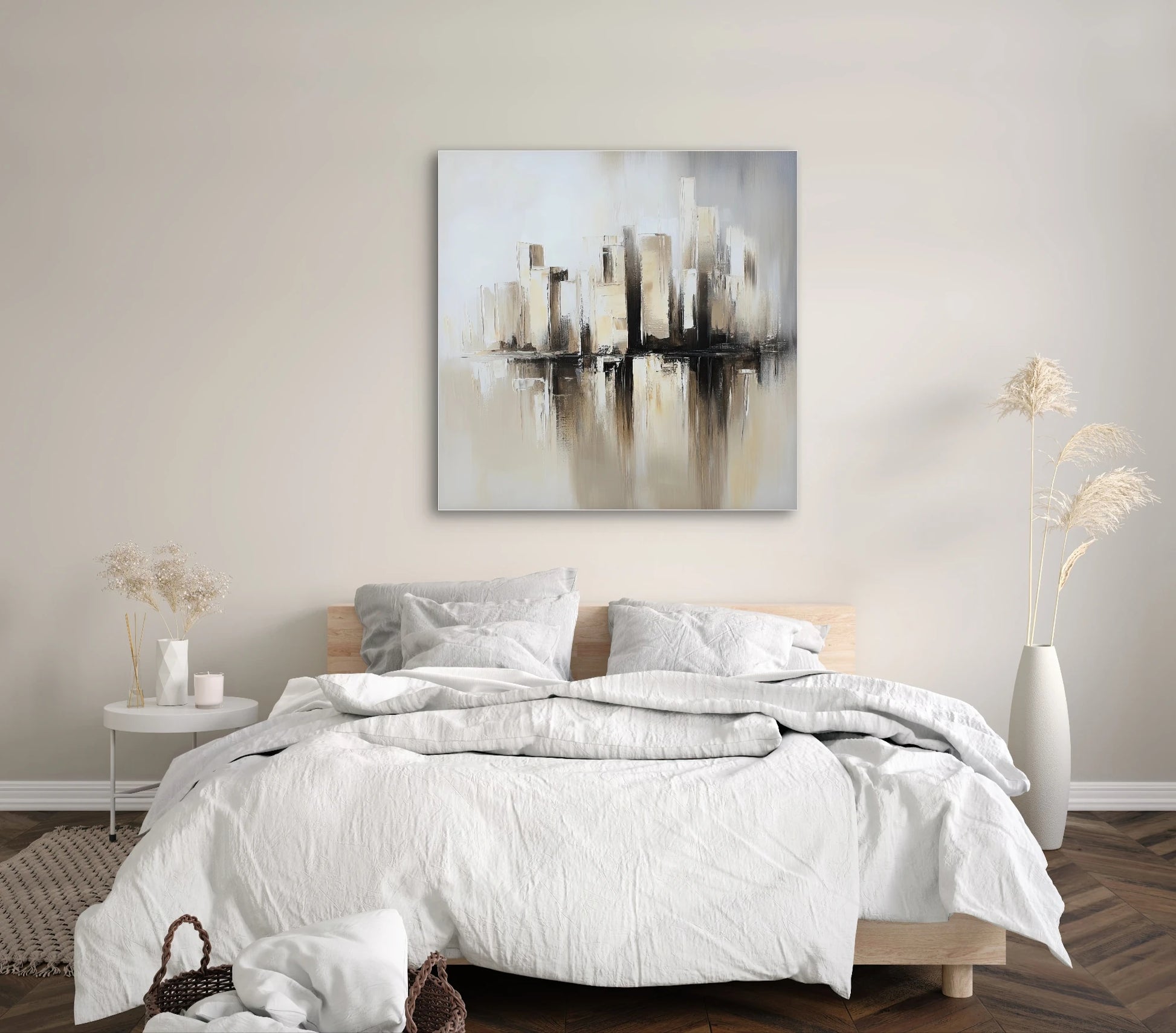 Abstract schilderij van stad in mistige beige en grijze tinten boven bed in moderne slaapkamer
