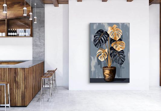 Textielkunstwerk Monstera Noir in modern interieur bij houten bar en betonnen vloer
