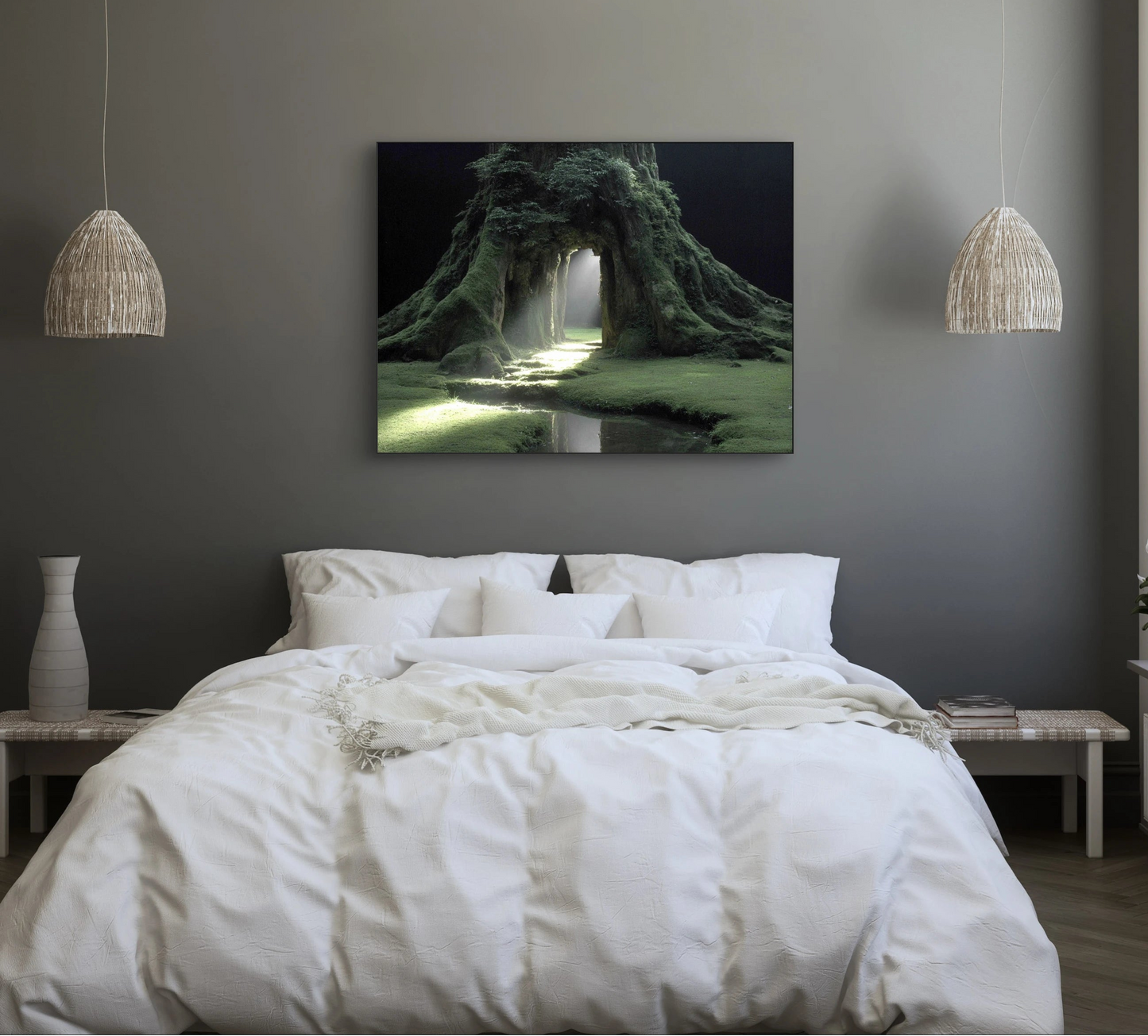 Bosachtig kunstwerk met groene boom en lichtinval boven een bed met witte lakens in een moderne slaapkamer
