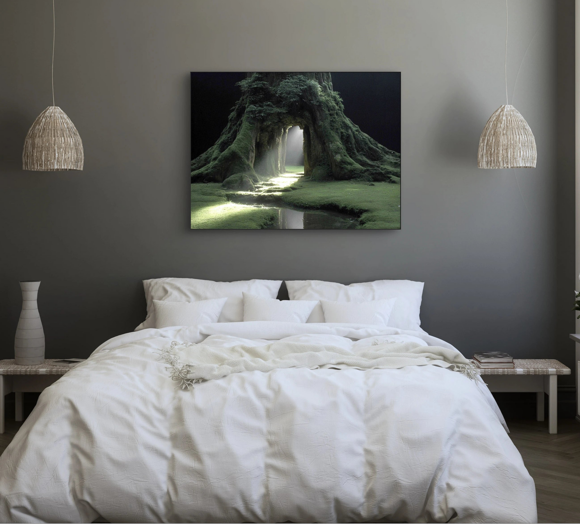 Bosachtig kunstwerk met groene boom en lichtinval boven een bed met witte lakens in een moderne slaapkamer
