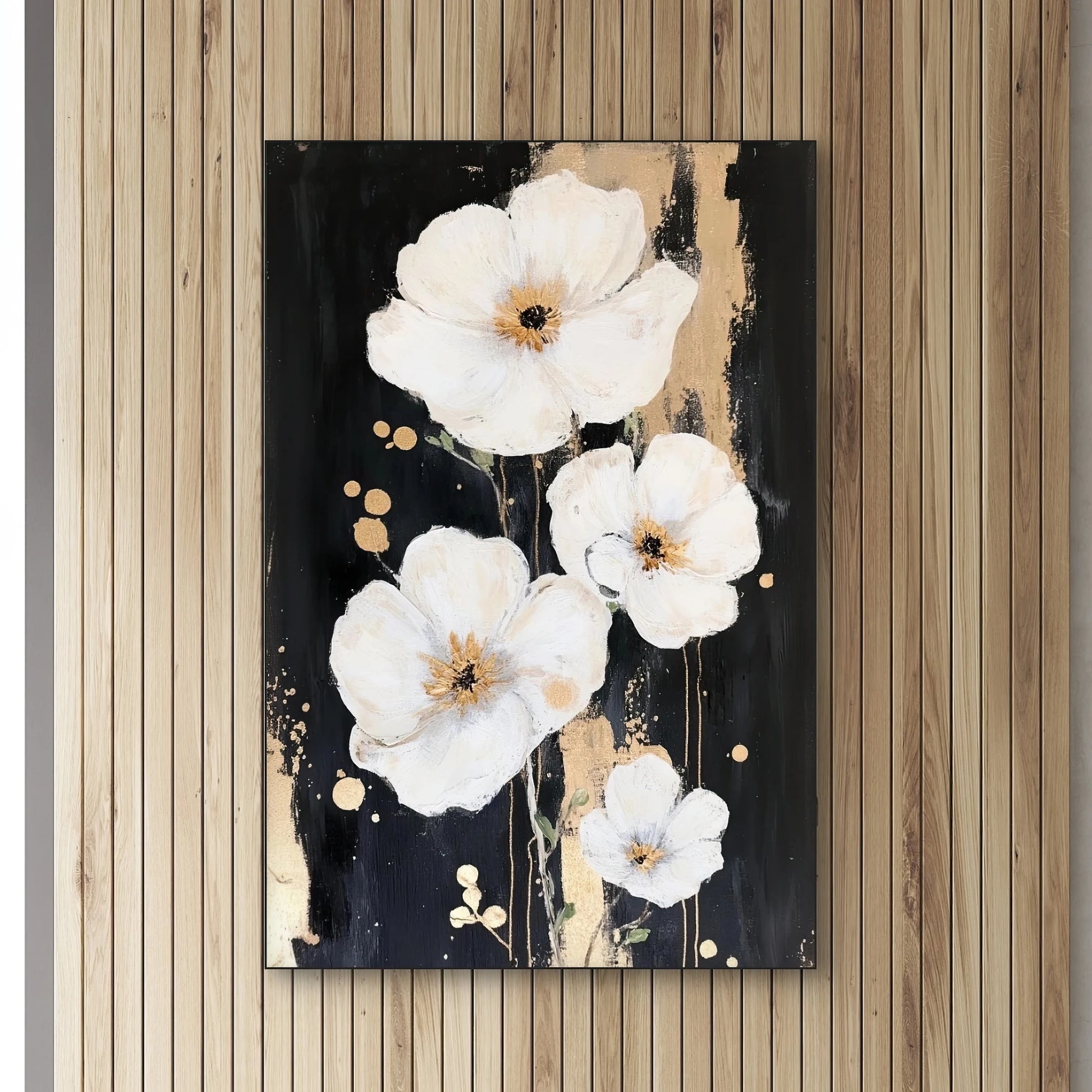 Detail van kunstwerk met grote witte bloemen, zwarte achtergrond en verfachtige gouden highlights
