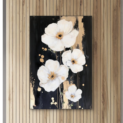Detail van kunstwerk met grote witte bloemen, zwarte achtergrond en verfachtige gouden highlights

