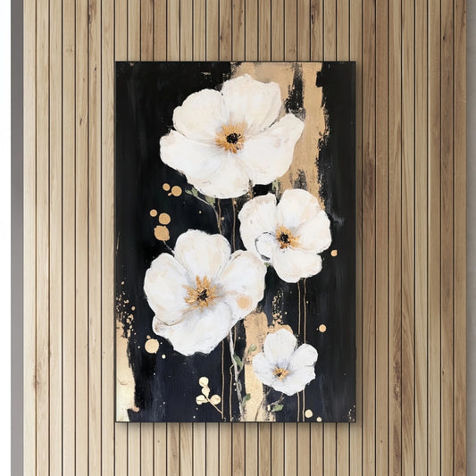 Detail van kunstwerk met grote witte bloemen, zwarte achtergrond en verfachtige gouden highlights
