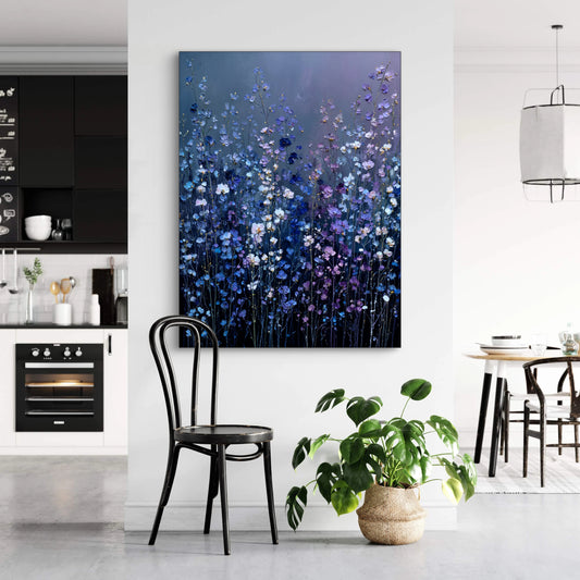 Abstract bloemkunstwerk in blauwe en paarse tinten aan de muur in een moderne keuken met zwarte accenten
