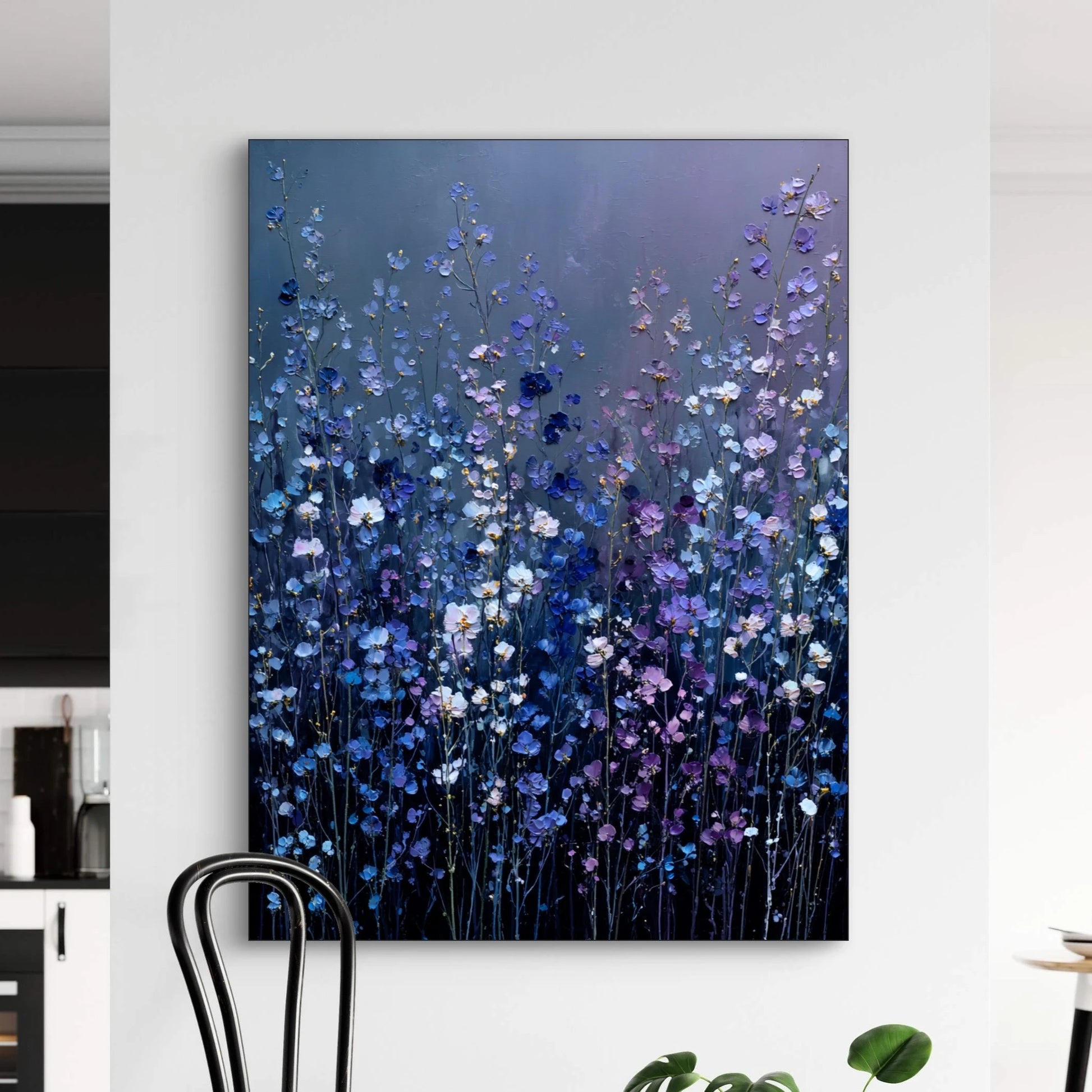 Detail van bloemrijk kunstwerk in blauw, paars en wit met penseelstreken die diepte en glans creëren
