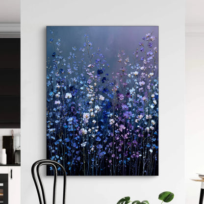 Detail van bloemrijk kunstwerk in blauw, paars en wit met penseelstreken die diepte en glans creëren
