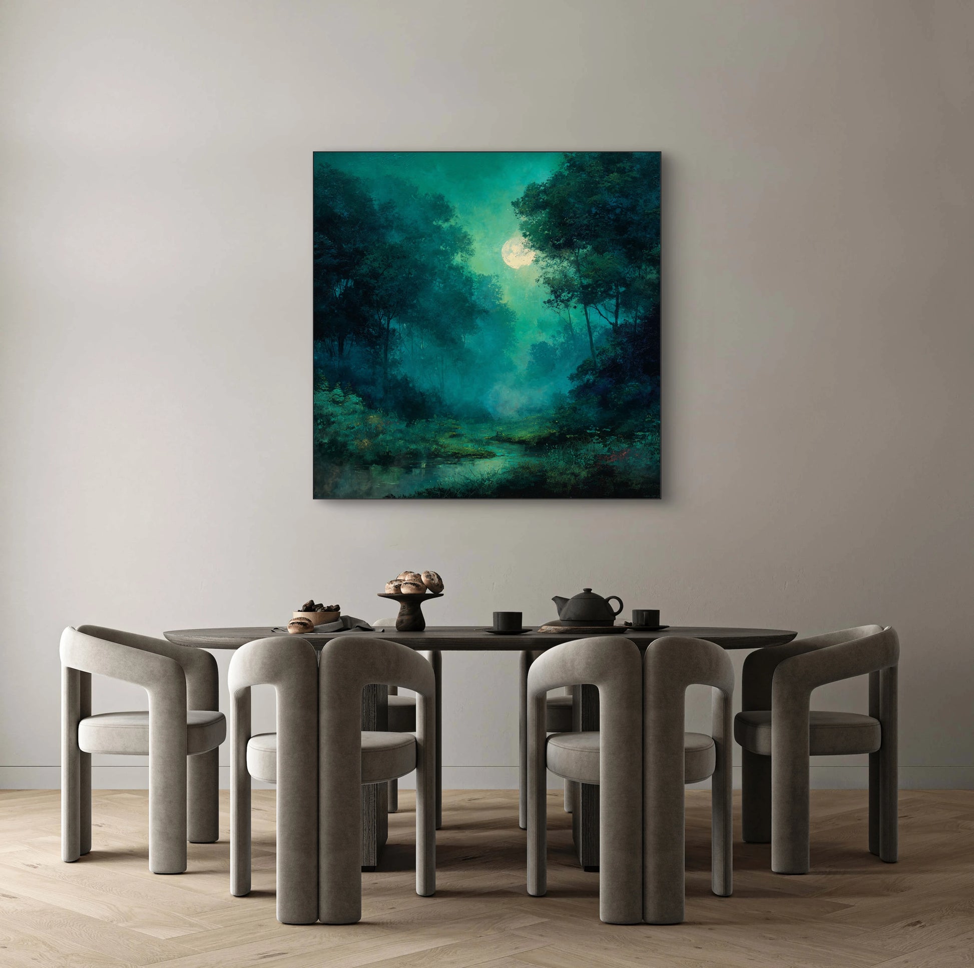 Schilderachtig boslandschap met maanlicht in blauwgroene tinten boven een eettafel met grijze stoelen
