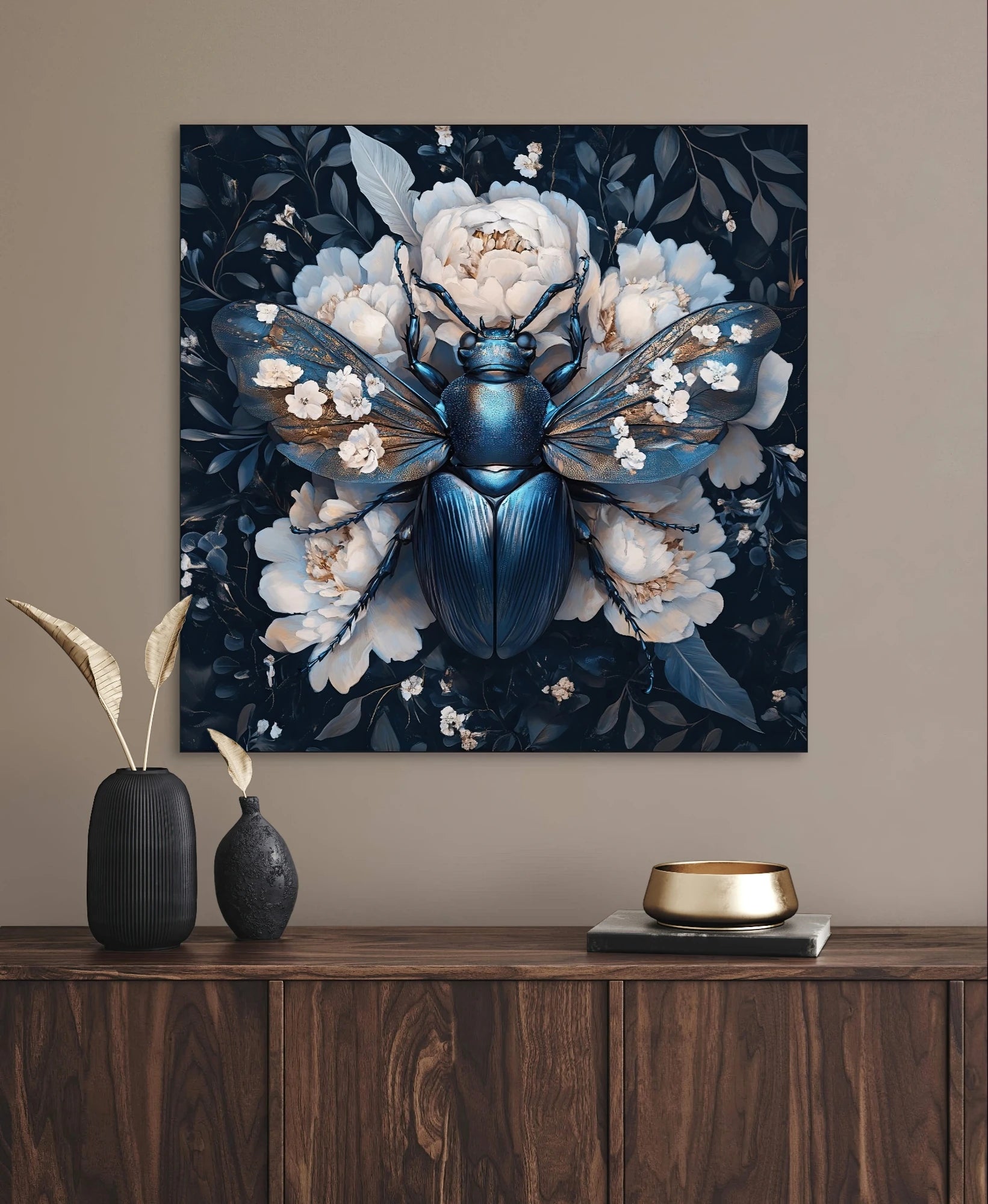 Wandkunst met glanzende kever en bloemen in donkerblauw interieur met houten dressoir
