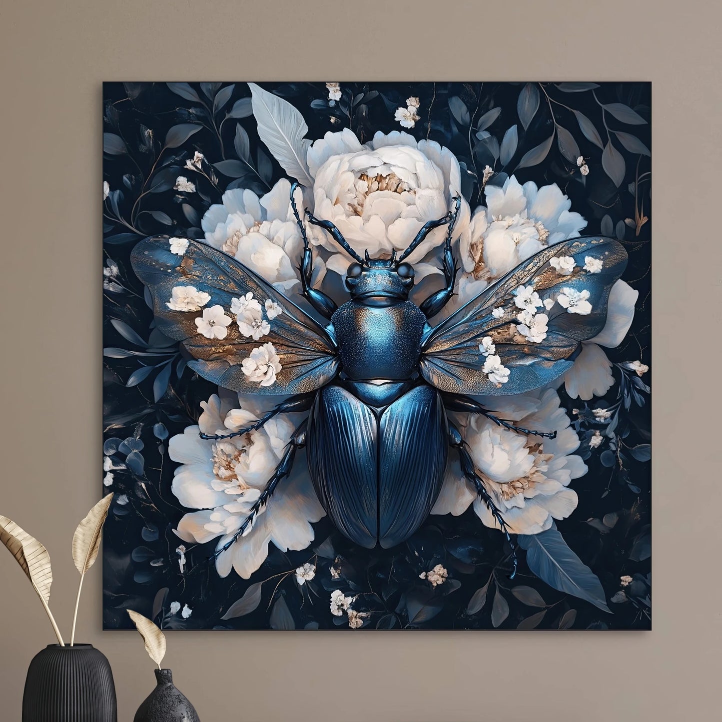 Close-up van blauwe kevervleugels met bloemen en reflecterende textuur op donkere achtergrond
