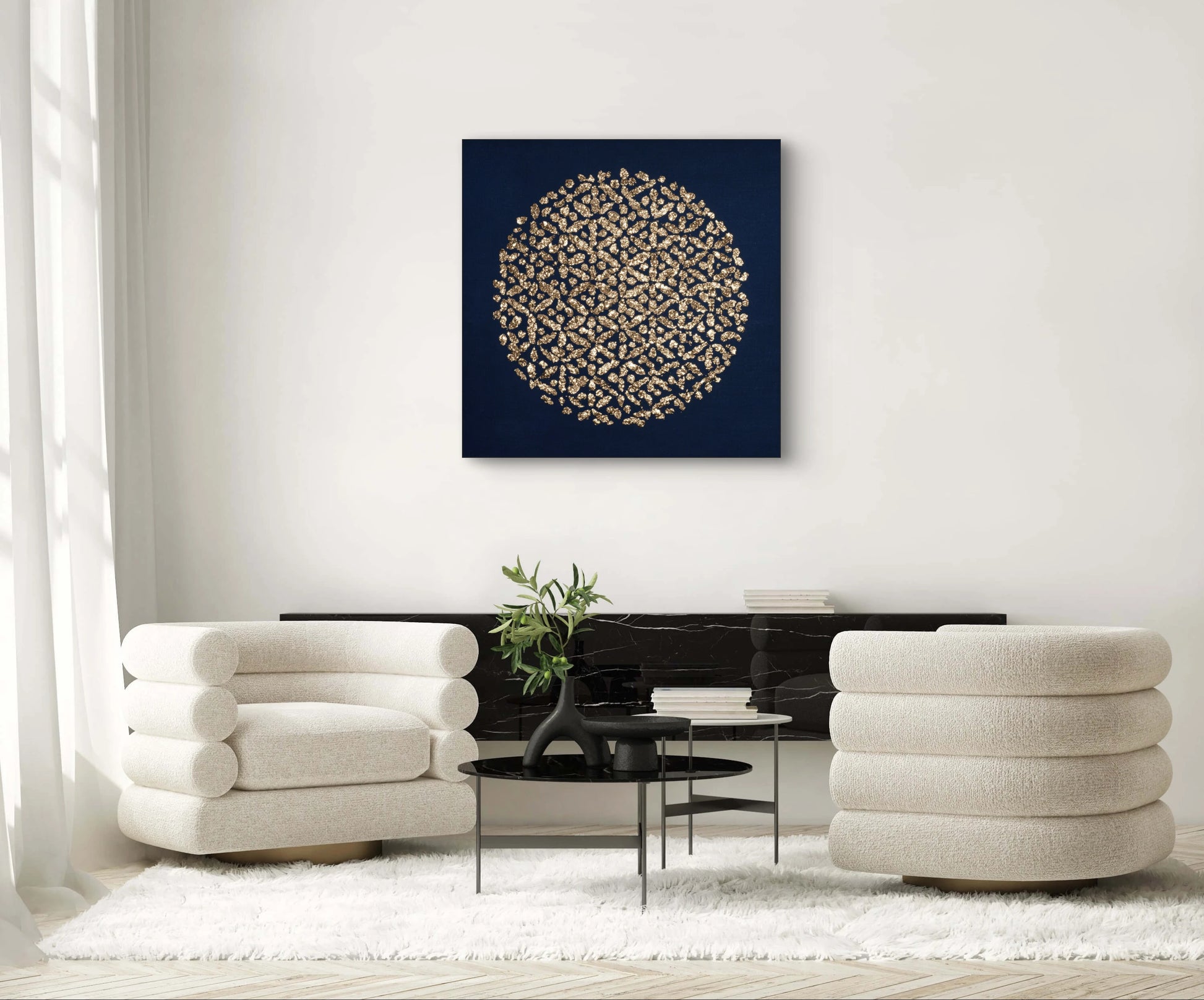 Kunstwerk Nachtraster boven moderne witte fauteuils in een minimalistisch interieur.
