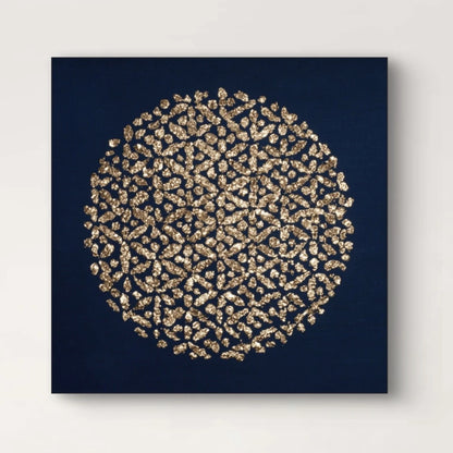 Detail van Nachtraster met gouden patronen op een nachtblauwe achtergrond.
