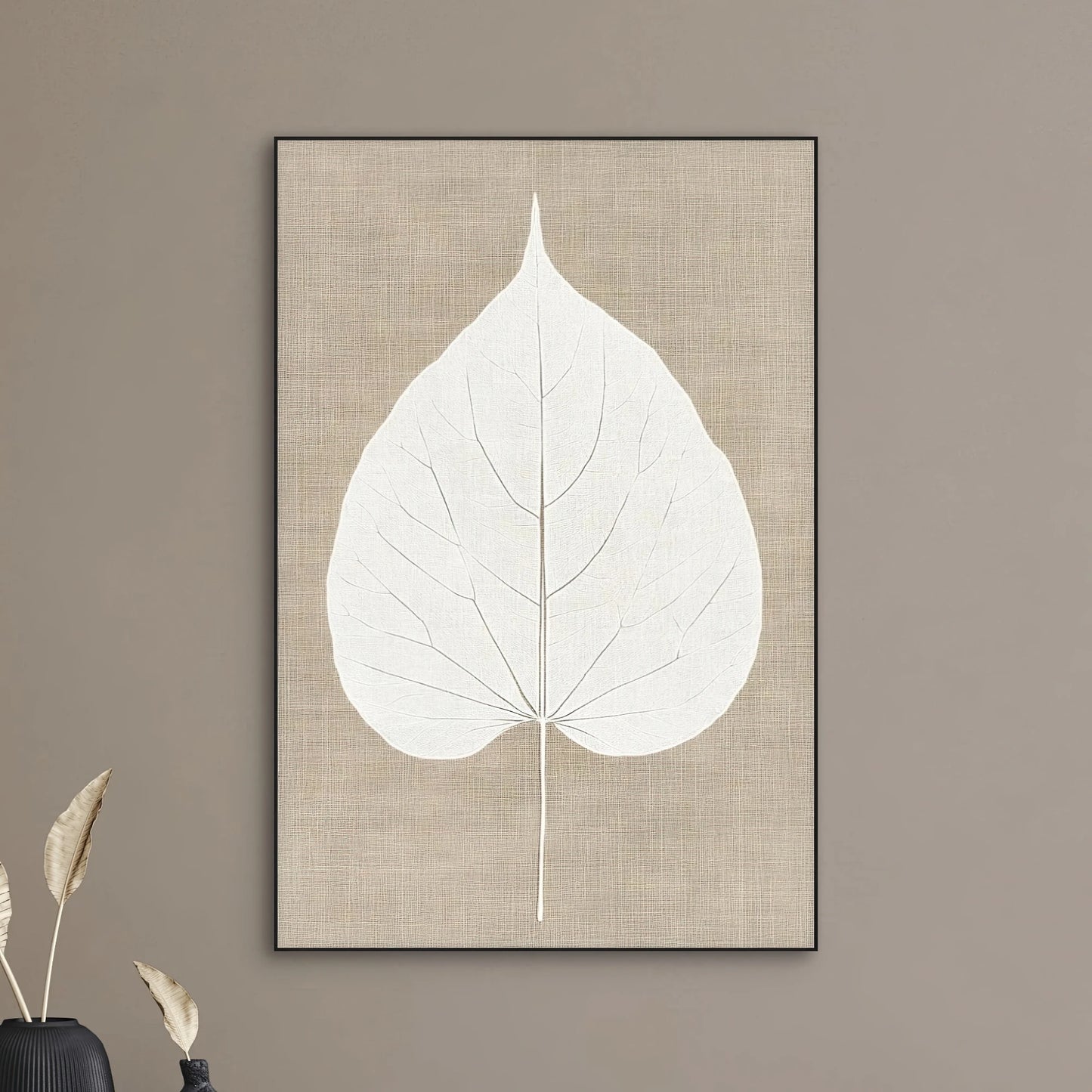 Detail van een witte bladstructuur op een natuurlijke linnen textuur in beige, minimalistisch en rustgevend
