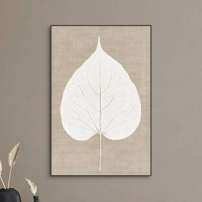 Detail van een witte bladstructuur op een natuurlijke linnen textuur in beige, minimalistisch en rustgevend
