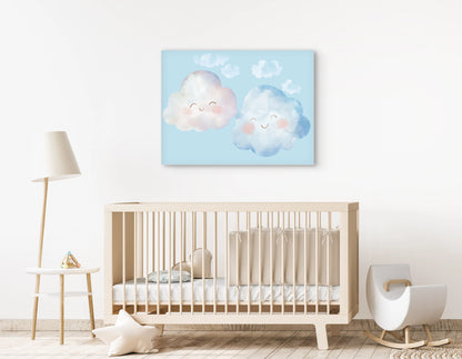 Mock-up van een babykamer met kunstwerk van twee glimlachende wolkjes op een blauwe achtergrond, boven een beige wieg.

