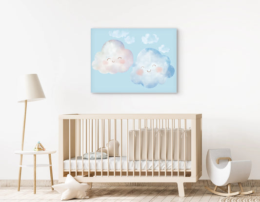 Mock-up van een babykamer met kunstwerk van twee glimlachende wolkjes op een blauwe achtergrond, boven een beige wieg.
