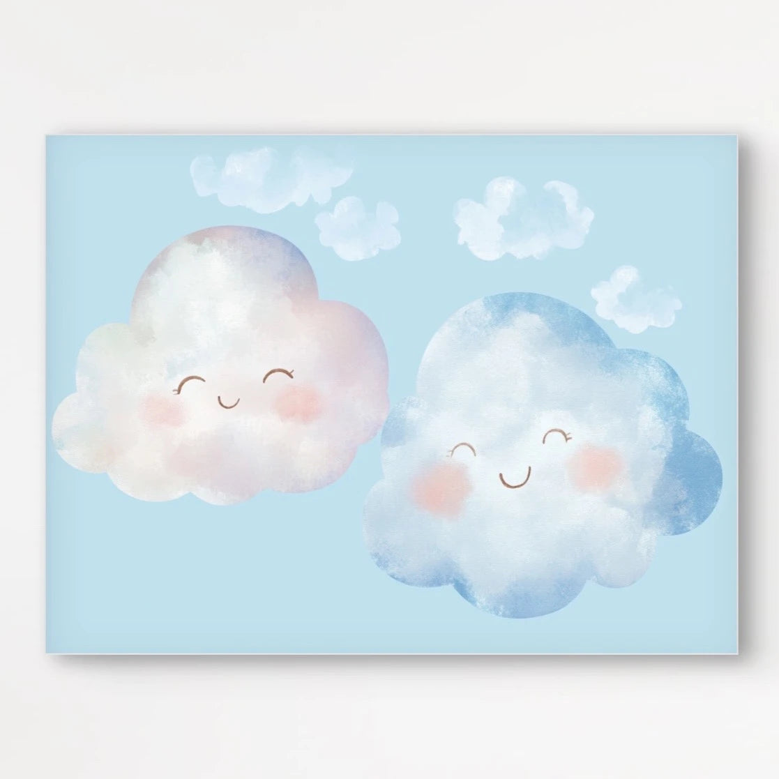 Detailweergave van twee pastelkleurige wolken met blosjes op de wangen en gesloten oogjes, getekend tegen een effen blauwe lucht.
