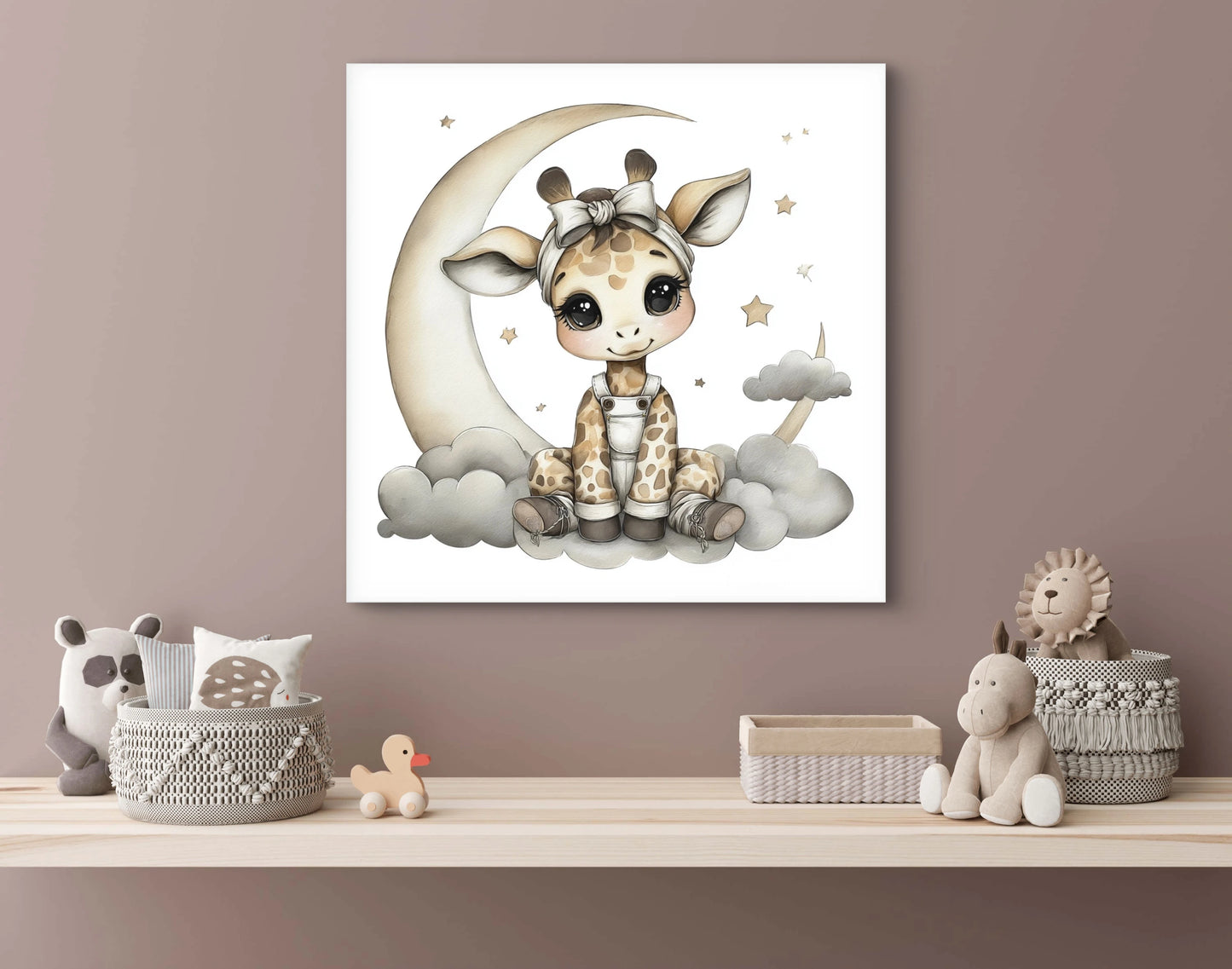 Mock-up van kinderkamer met kunstwerk van een girafje met strik op een wolk, tegen een maan en sterrenhemel, boven een houten wandplank.
