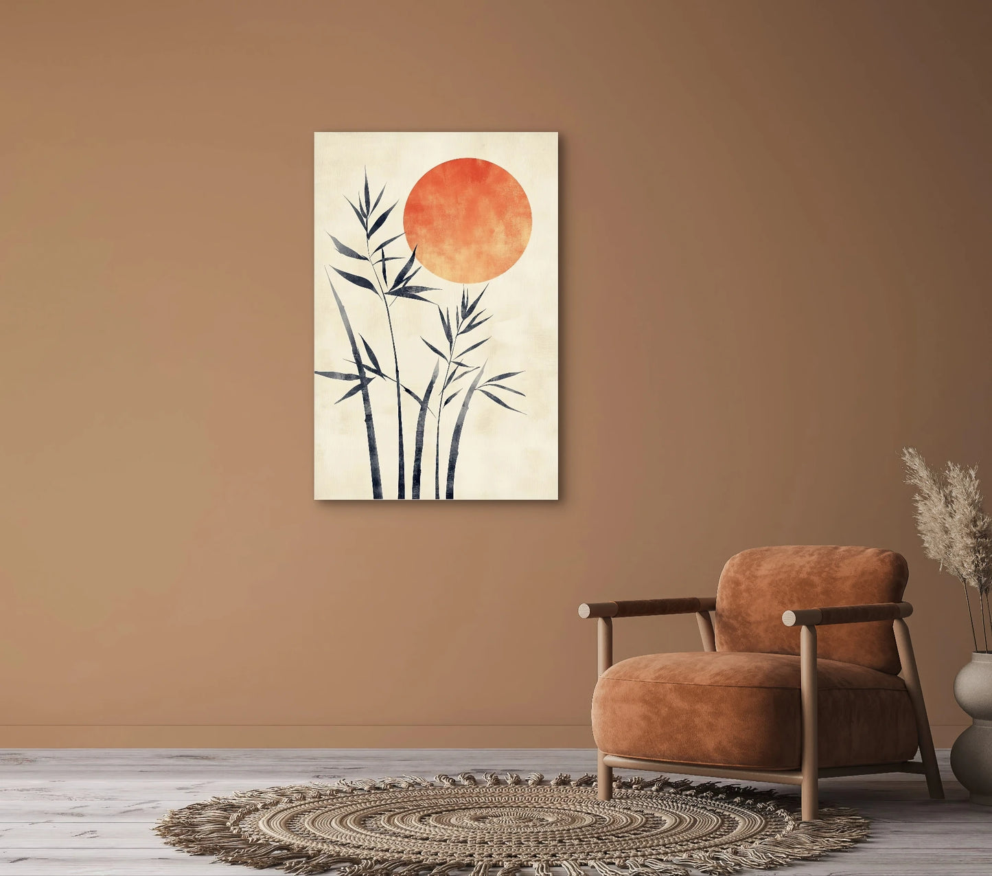Wandkunst met bamboe en oranje zon in interieur met terracottamuur en rotan accenten

