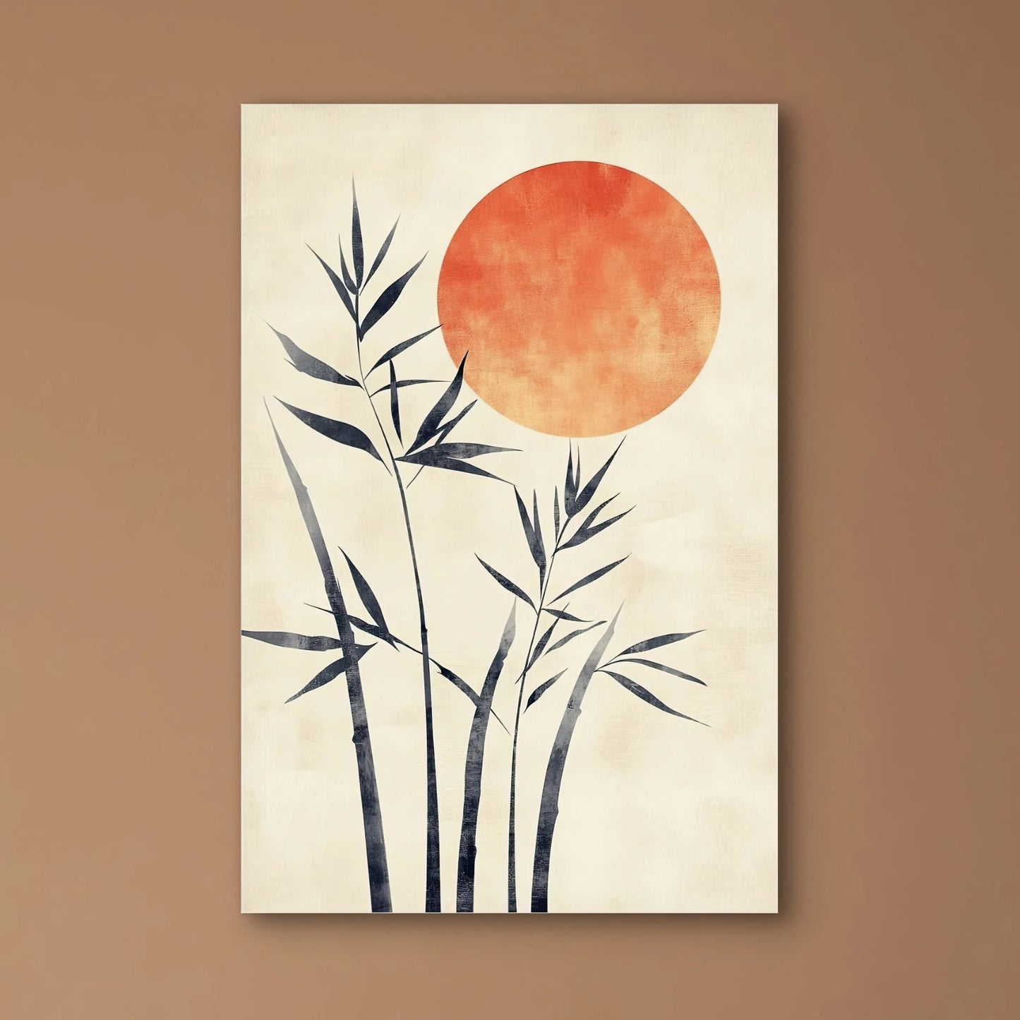 Detail van bamboestelen in zwart met ronde zon in oranjetint op lichte achtergrond
