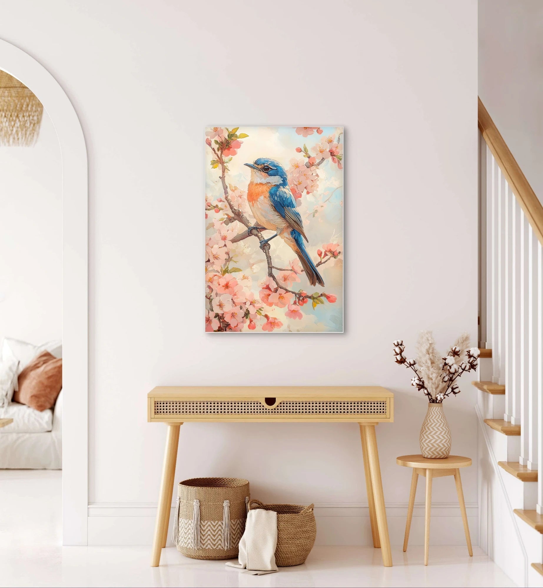 Wandkunst met blauw vogeltje in roze bloesems in lichte hal met houten details
