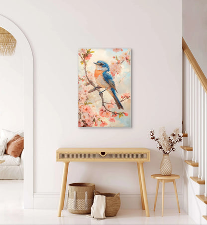 Wandkunst met blauw vogeltje in roze bloesems in lichte hal met houten details
