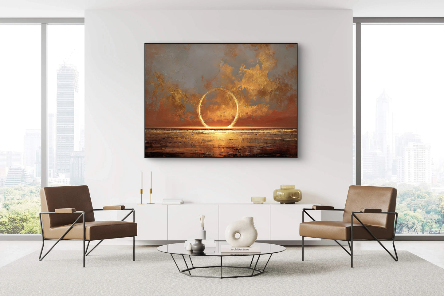 Abstract kunstwerk in goud en oranje tonen boven moderne zithoek met leren stoelen
