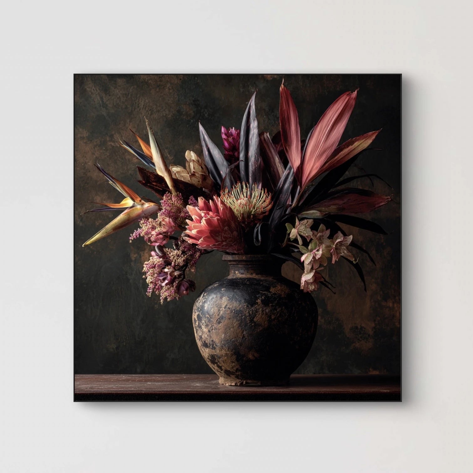 Detailopname van kunstwerk Ode aan de Schaduw met bloemen in warme tinten en donkere bladeren 
