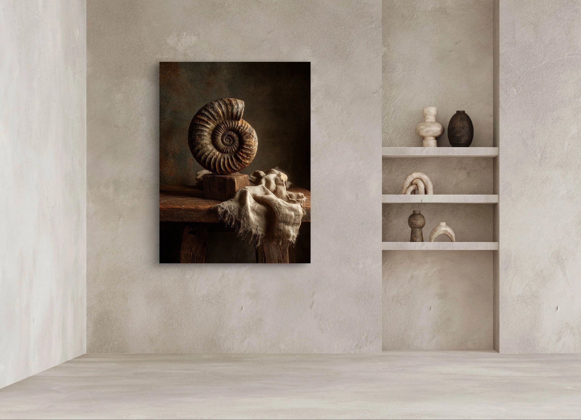 Interieur met wandkunst Oertijd, fossiele spiraal op houten tafel met linnen doek
