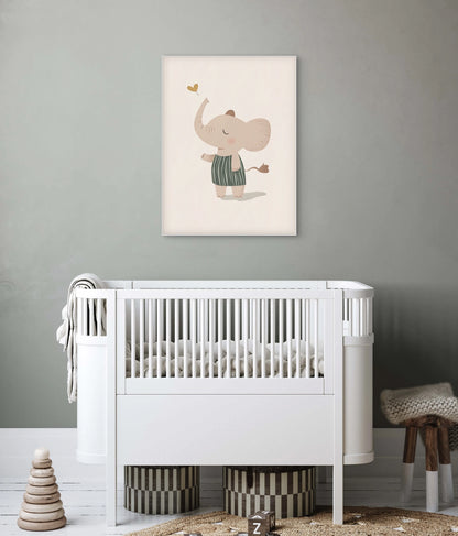 Mock-up van een babykamer met kunstwerk van een olifantje in groen pakje dat een hartje omhoog blaast, boven een wit ledikant tegen een grijsgroene muur.
