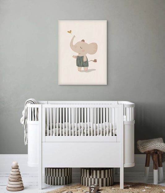 Mock-up van een babykamer met kunstwerk van een olifantje in groen pakje dat een hartje omhoog blaast, boven een wit ledikant tegen een grijsgroene muur.
