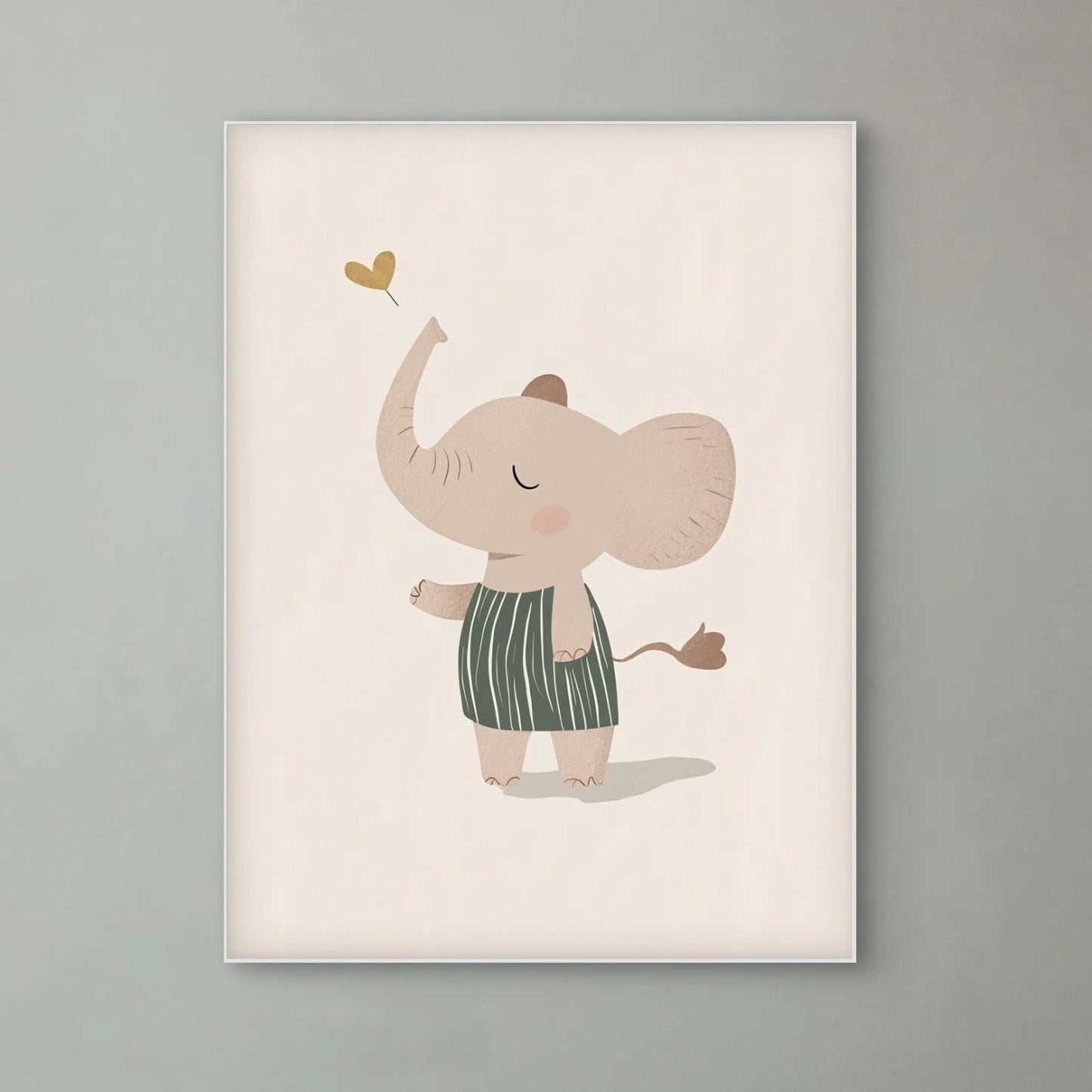 Detailweergave van een minimalistische illustratie van een zachtroze olifantje in gestreepte kleding, met een opgestoken slurf en hartje erboven.
