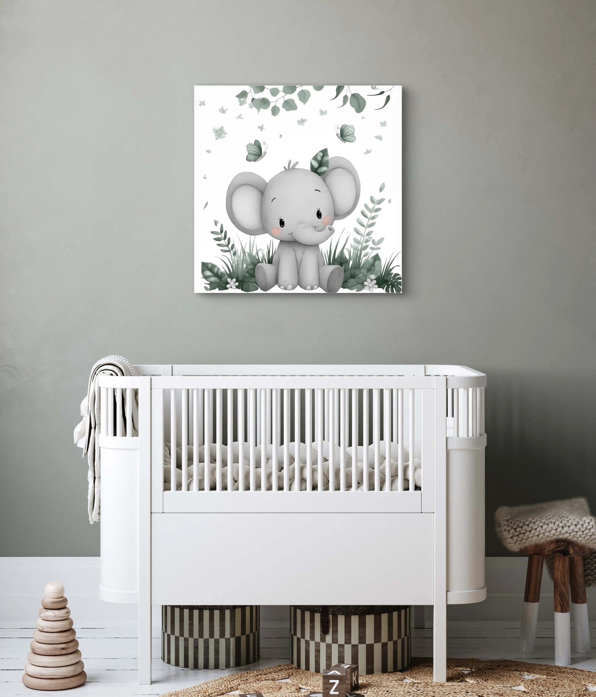 Kinderkamer met groen olifanten schilderij boven een wit ledikant, met neutrale accessoires en rustgevende sfeer  
