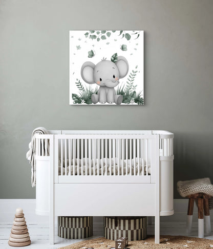 Kinderkamer met groen olifanten schilderij boven een wit ledikant, met neutrale accessoires en rustgevende sfeer  
