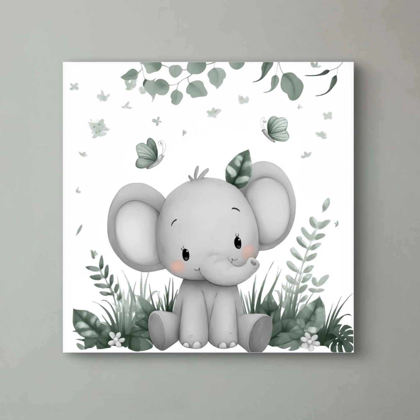 Detail van een schattig grijs olifantje met grote oren, omringd door groene bladeren en vlinders  
