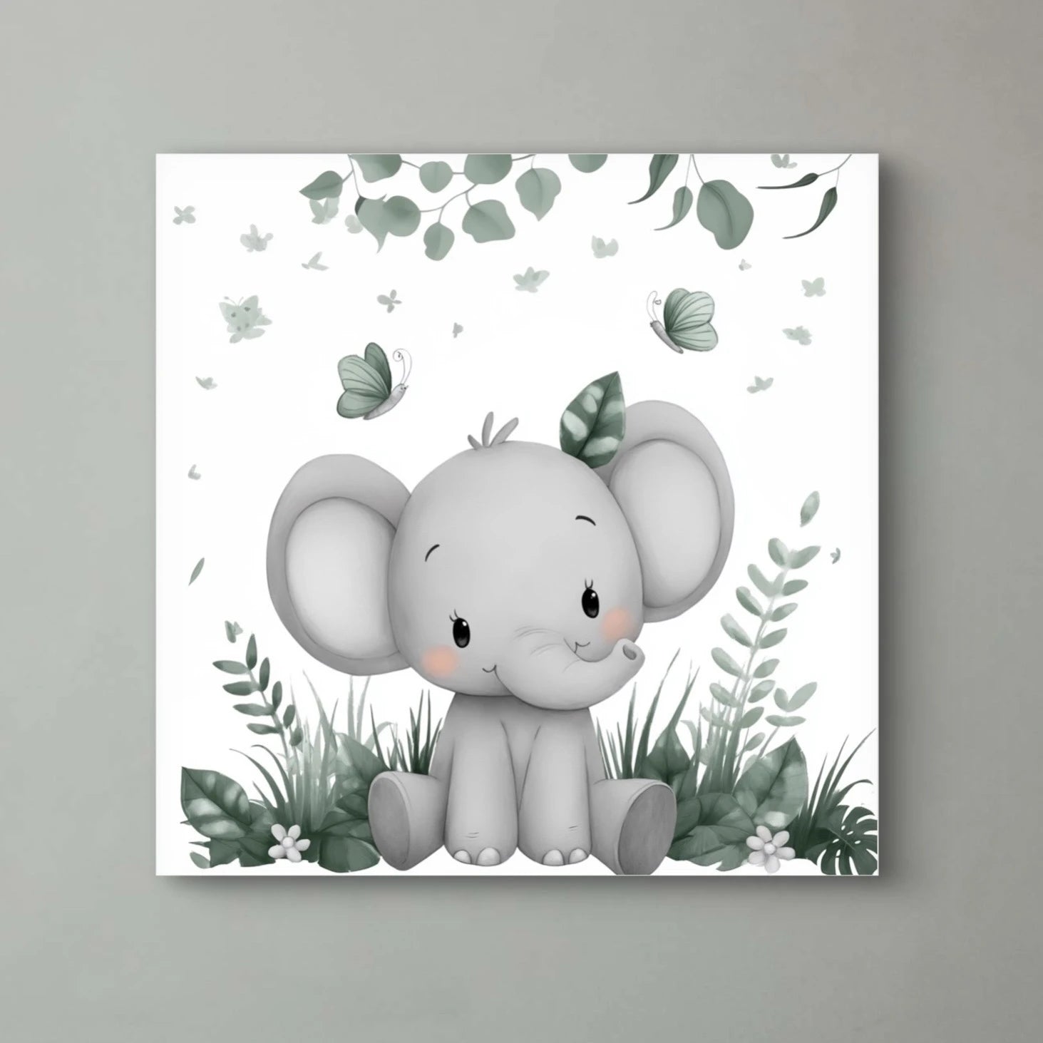 Detail van een schattig grijs olifantje met grote oren, omringd door groene bladeren en vlinders  
