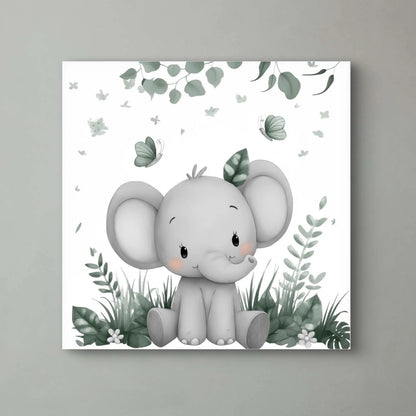 Detail van een schattig grijs olifantje met grote oren, omringd door groene bladeren en vlinders  
