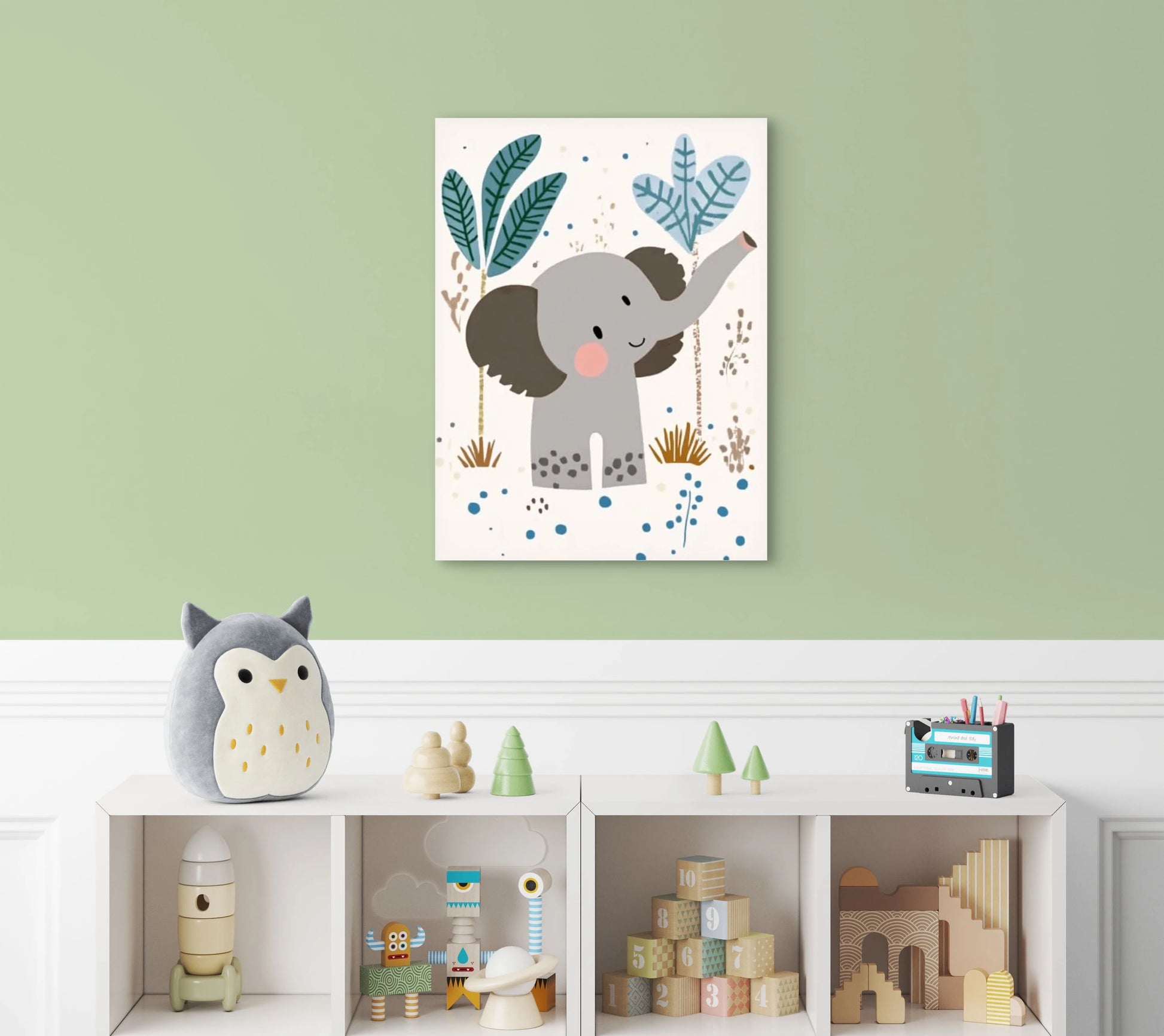 Kinderkamer met olifanten schilderij op groene muur, speels ingericht met houten speelgoed en pastel accessoires  
