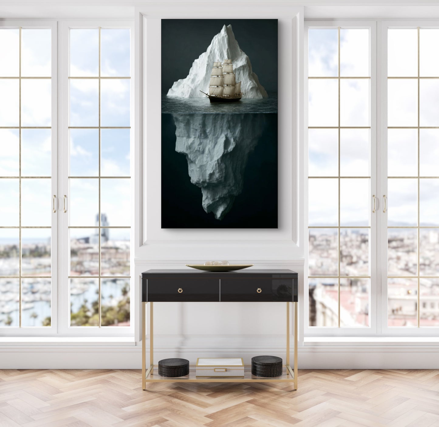 Fotokunst van schip en ijsberg aan de muur in lichte kamer met grote ramen
