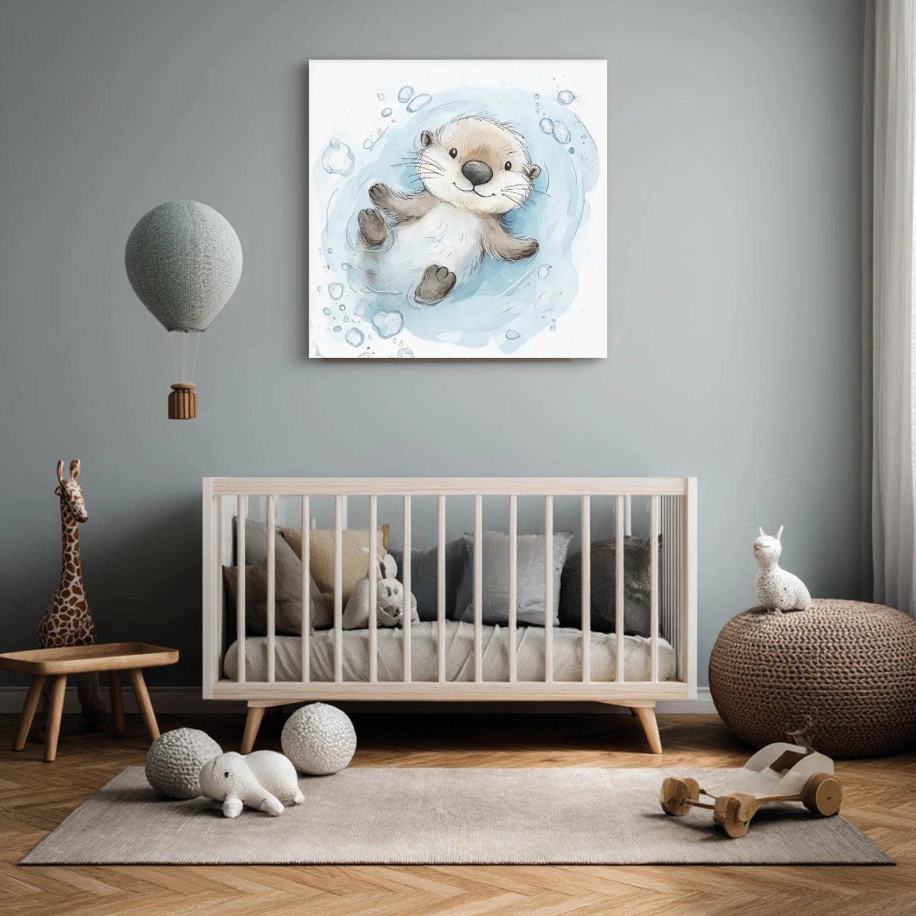 Kinderkamer met blauwgrijze muur en speels otter schilderij boven het wiegje, ingericht met rotan accessoires en houten speelgoed  
