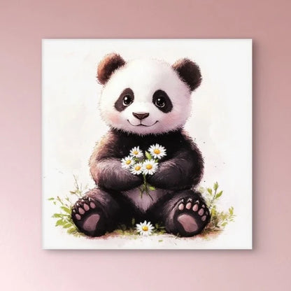 Detail van een schattige panda met grote ogen en madeliefjes in haar pootjes  
