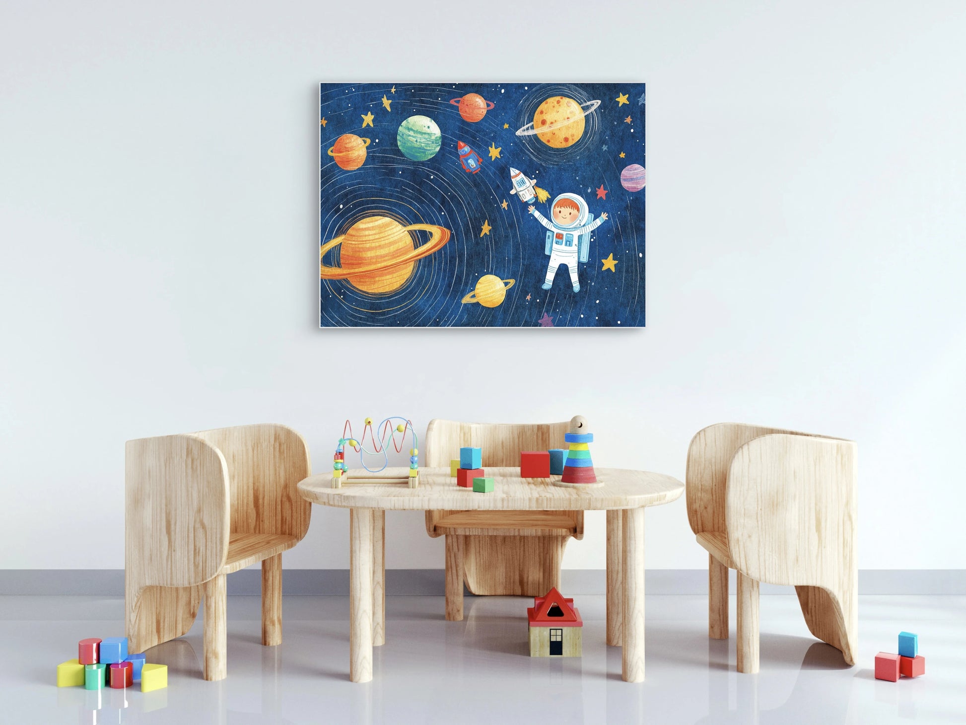 Speelkamer met houten meubilair en kleurrijk schilderij van een astronaut tussen planeten aan de muur  

