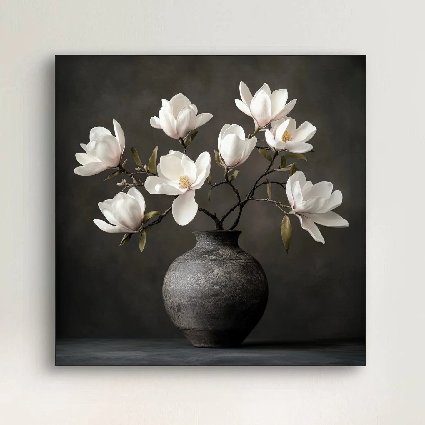 Detail van witte magnolia’s in het kunstwerk “Poezie in Stilte” met zachte penseelstreken en donkere achtergrond
