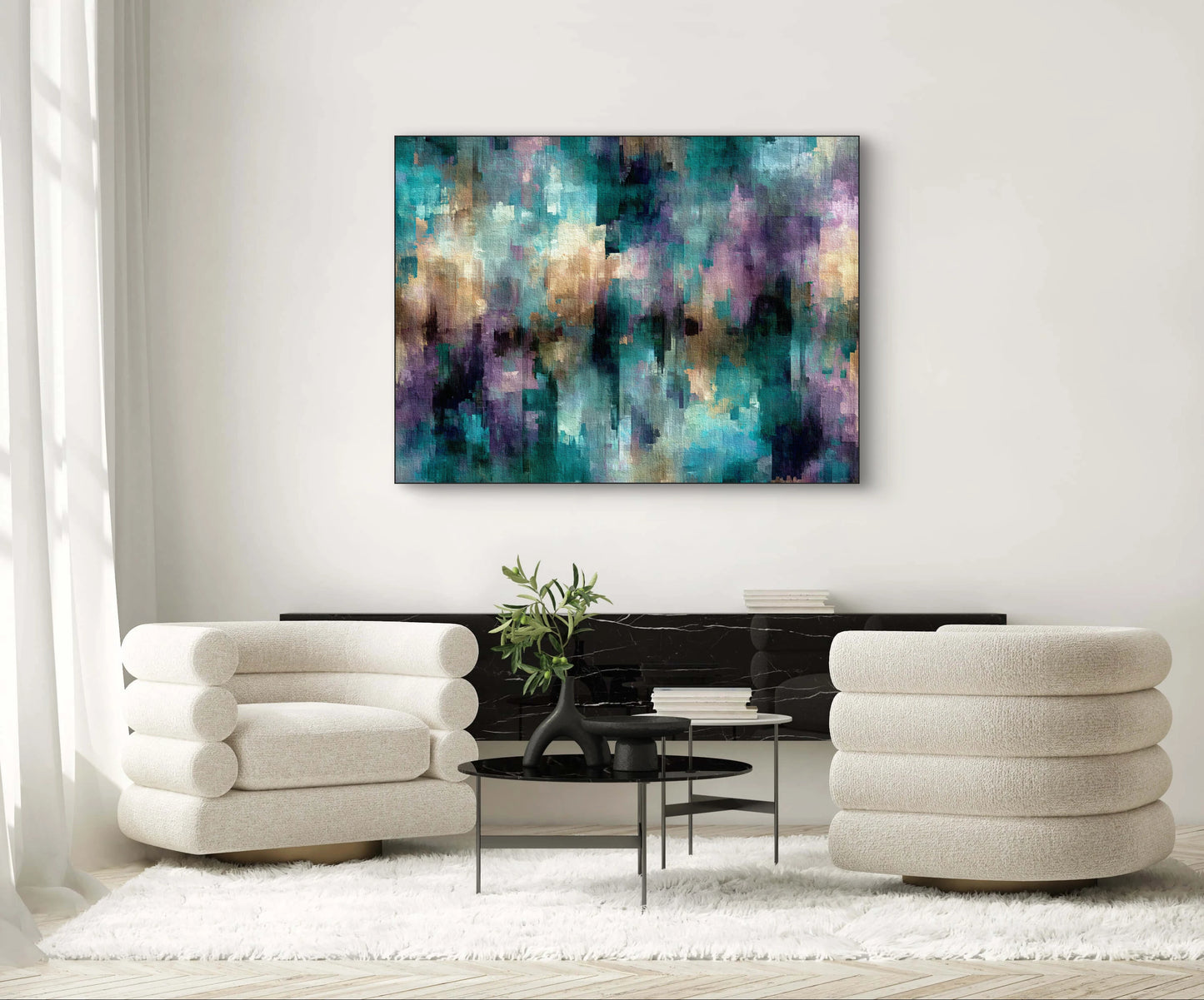 Abstract kunstwerk in turquoise, paars en goud aan witte muur boven moderne crème stoelen
